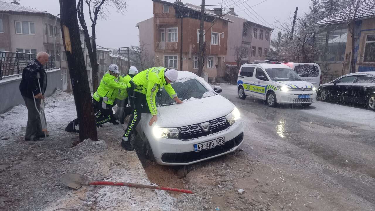 Kütahya’da çukura düşen araç çekici yardımıyla kurtarıldı