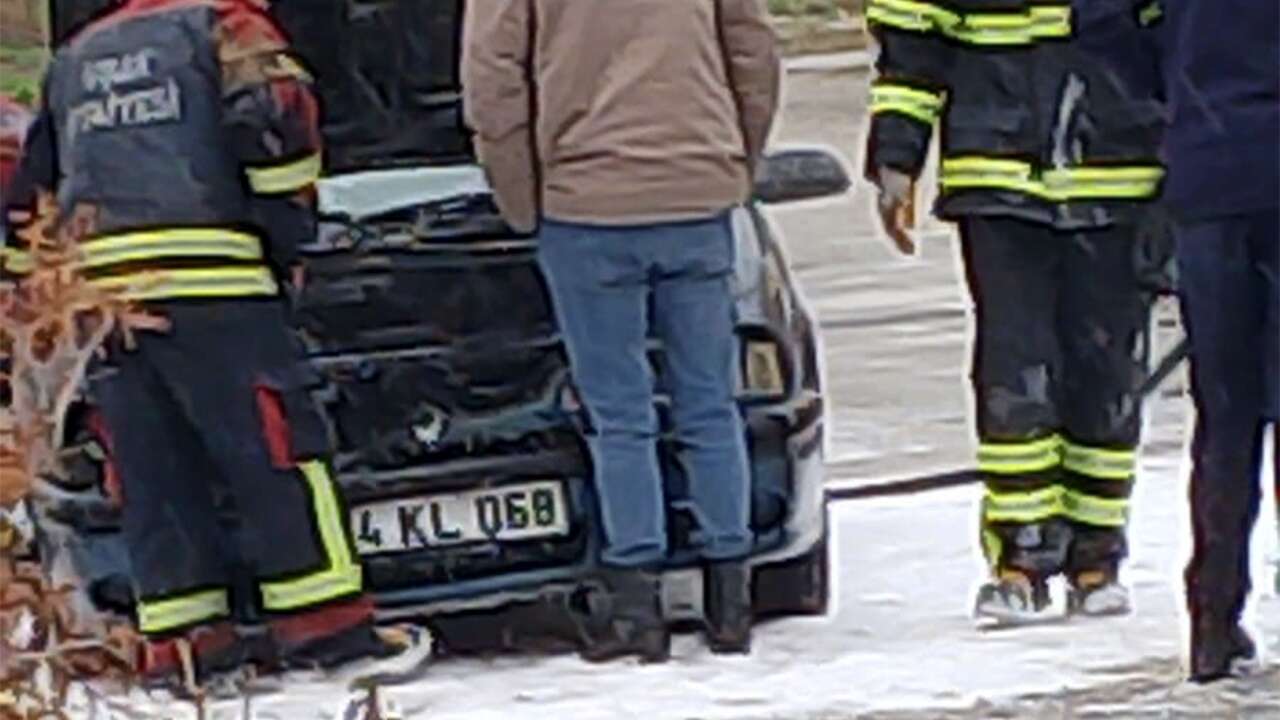 Uşak Adliyesi önünde araçta çıkan yangın söndürüldü