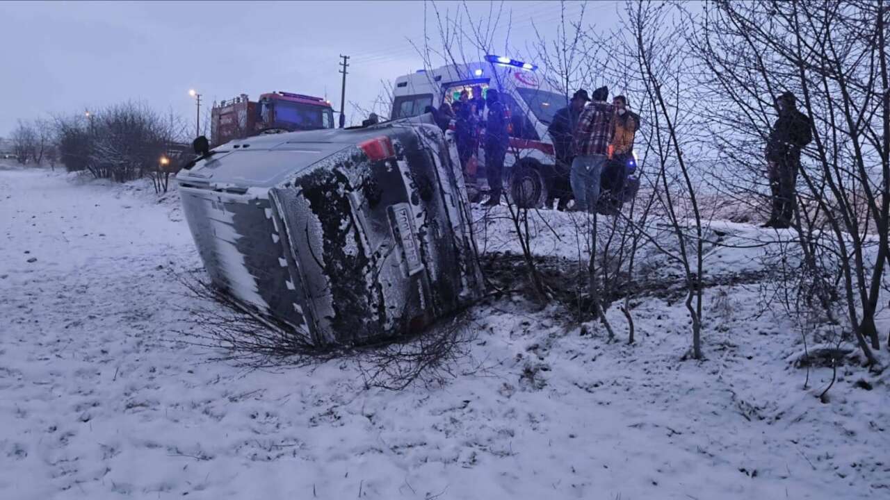 Afyonkarahisar'da devrilen minibüsteki 5 kişi yaralandı