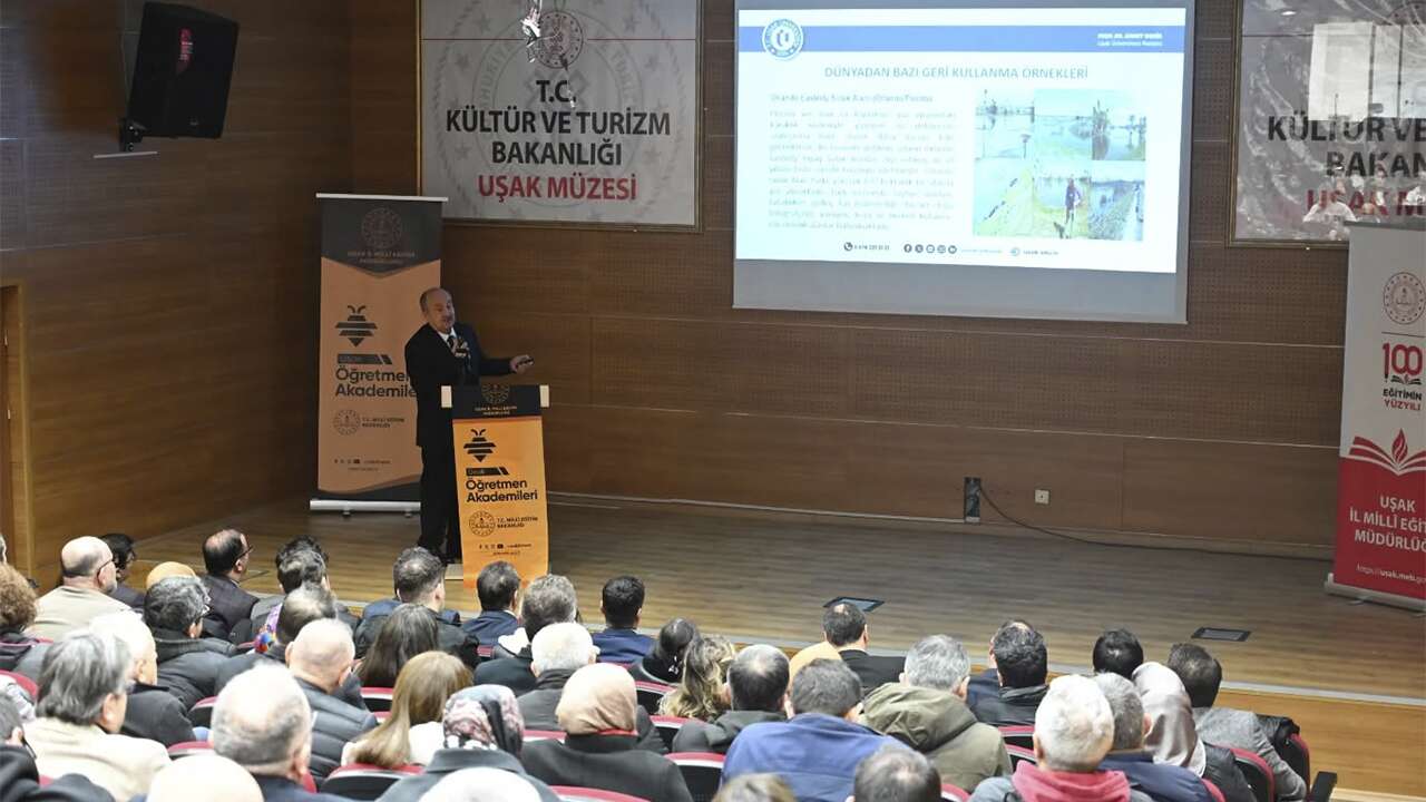 Rektör Demir öğretmenlere su kıtlığını ve kirliğini anlattı