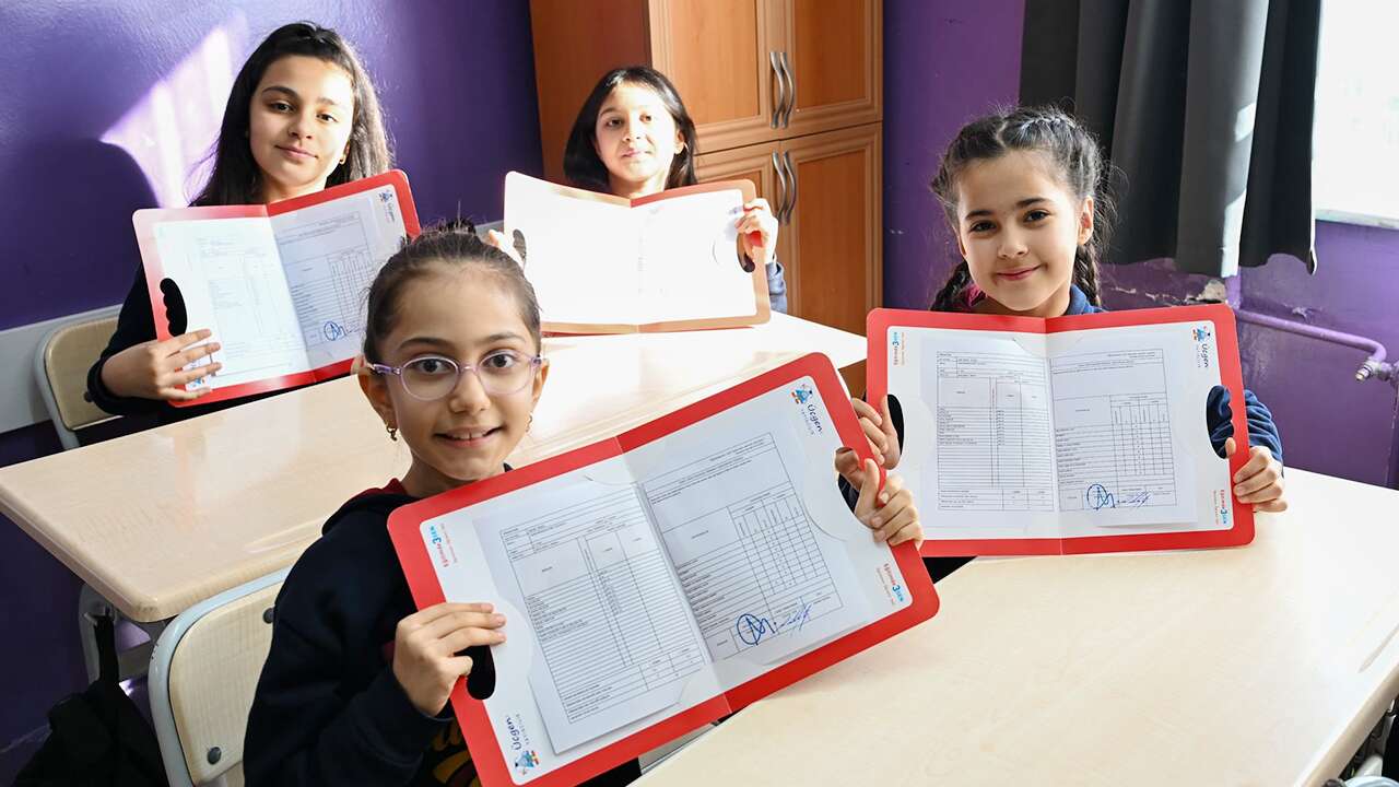 Uşak'ta 63 bin 453 öğrenci karne heyecanı yaşadı