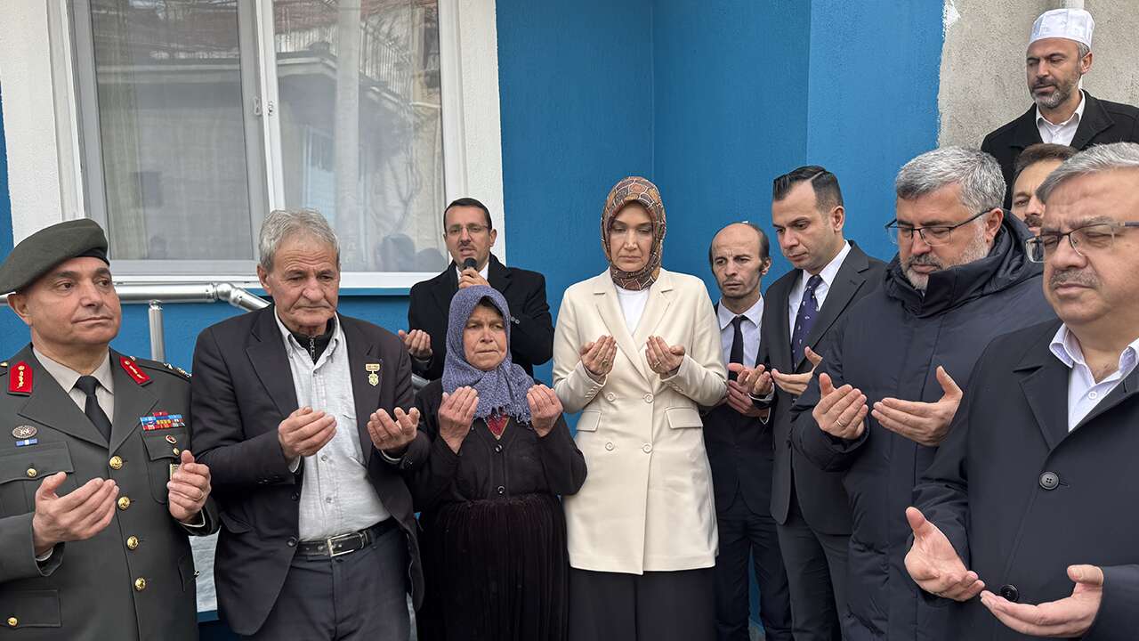Afyonkarahisar Valisi Yiğitbaşı, tadilatı tamamlanan evinde şehit ailesini ziyaret etti