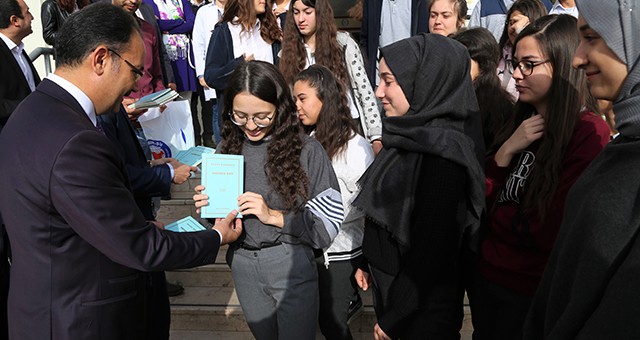 Başkan Cahan, Gençlerin Kitapla Buluşmasına Sponsor Oldu