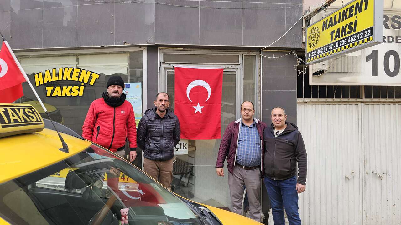 Demirci'de, terör örgütü YPG/SDG yandaşlarının Türk bayrağına saldırısına tepki