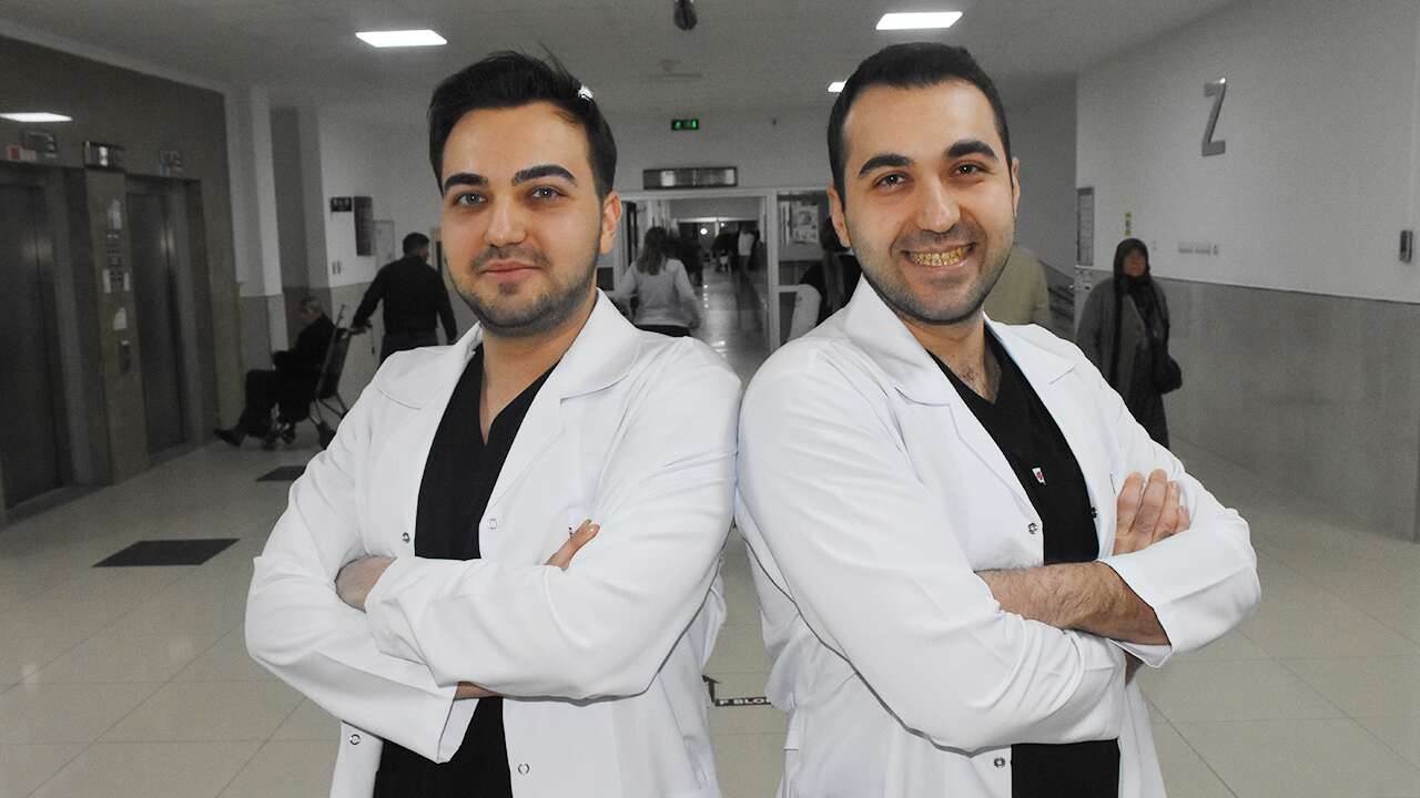 Genç doktor kardeşler aynı hastanede hastaların hizmetinde