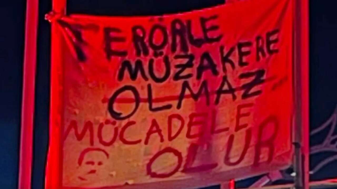 Dikilitaş üst geçidinde dikkat çeken pankart
