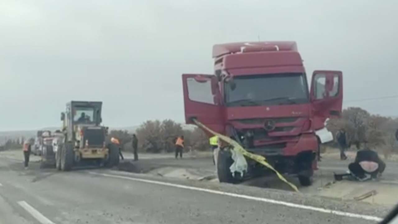Sivaslı-Çivril yolunda iş makinesi ile tır çarpıştı