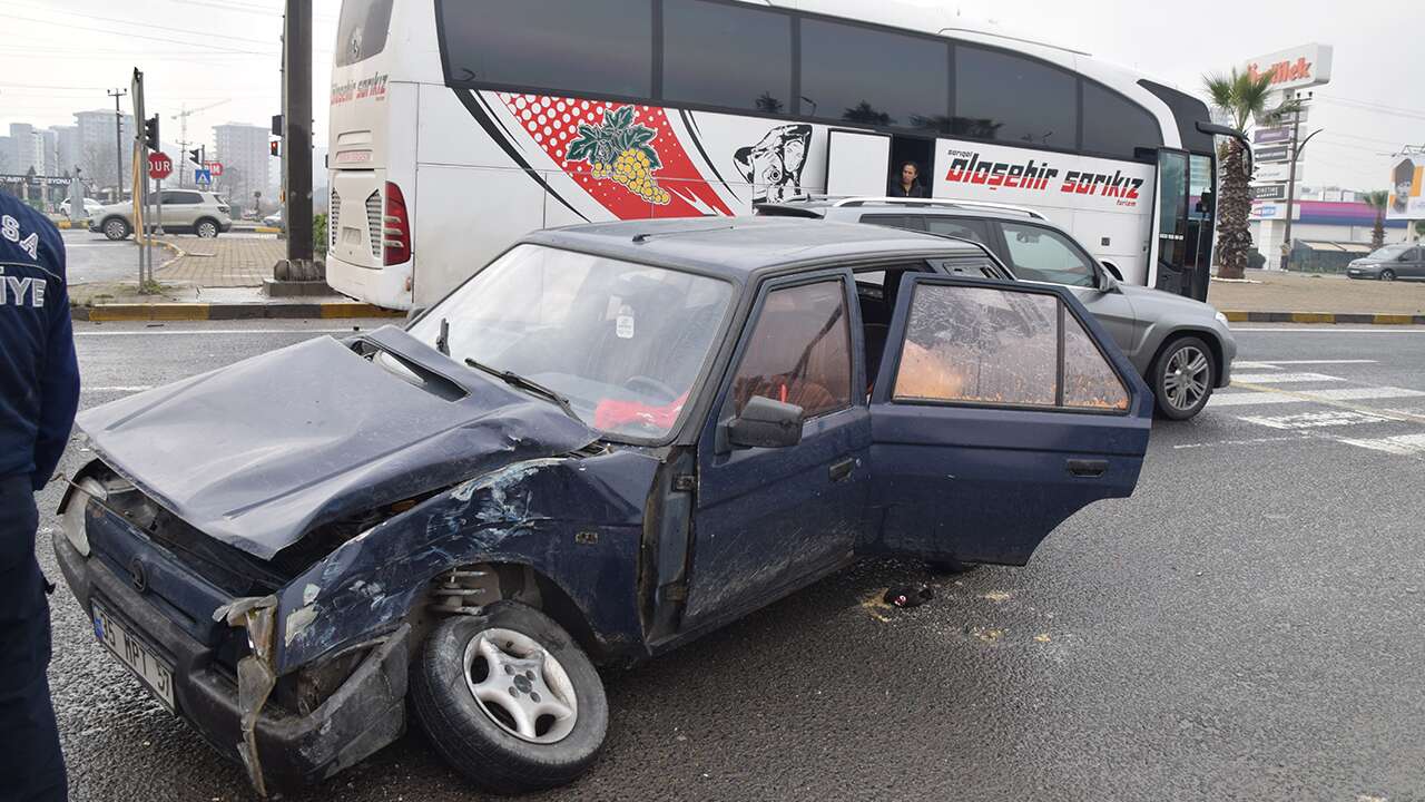 İzmir–Uşak yolunda otobüs ile otomobil çarpıştı