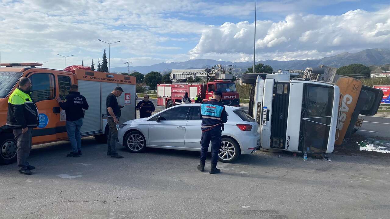 Nazilli'de iş makinesi taşıyan kamyon devrildi