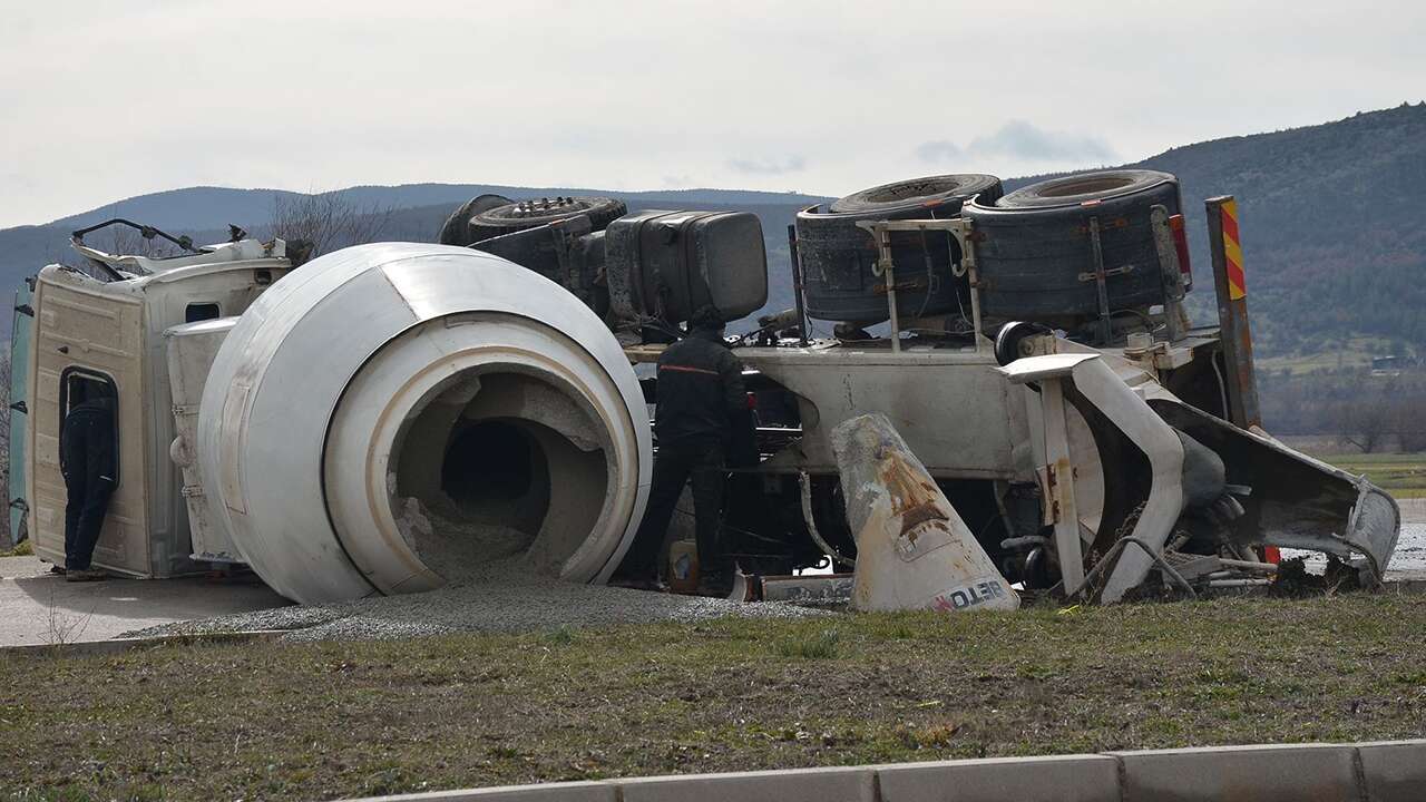 Kütahya'da aynı firmaya ait beton mikserlerinin çarpıştığı kazada 2 kişi yaralandı