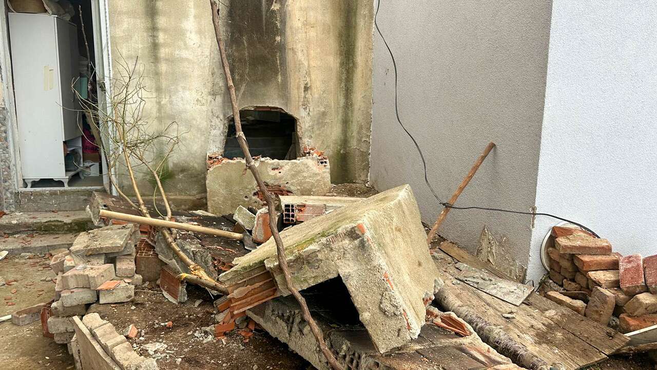 Yıkmaya çalıştığı fırın duvarının altında kalan işçi yaralandı