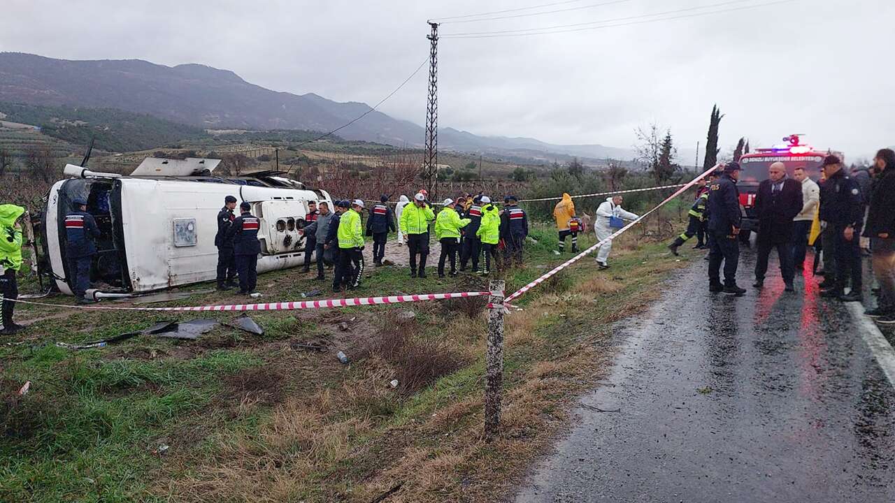 Denizli'de devrilen midibüsteki 25 kişi yaralandı