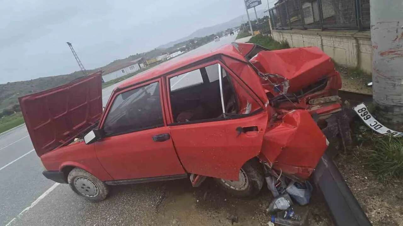 Uşak plakalı otomobil beton direğe çarptı