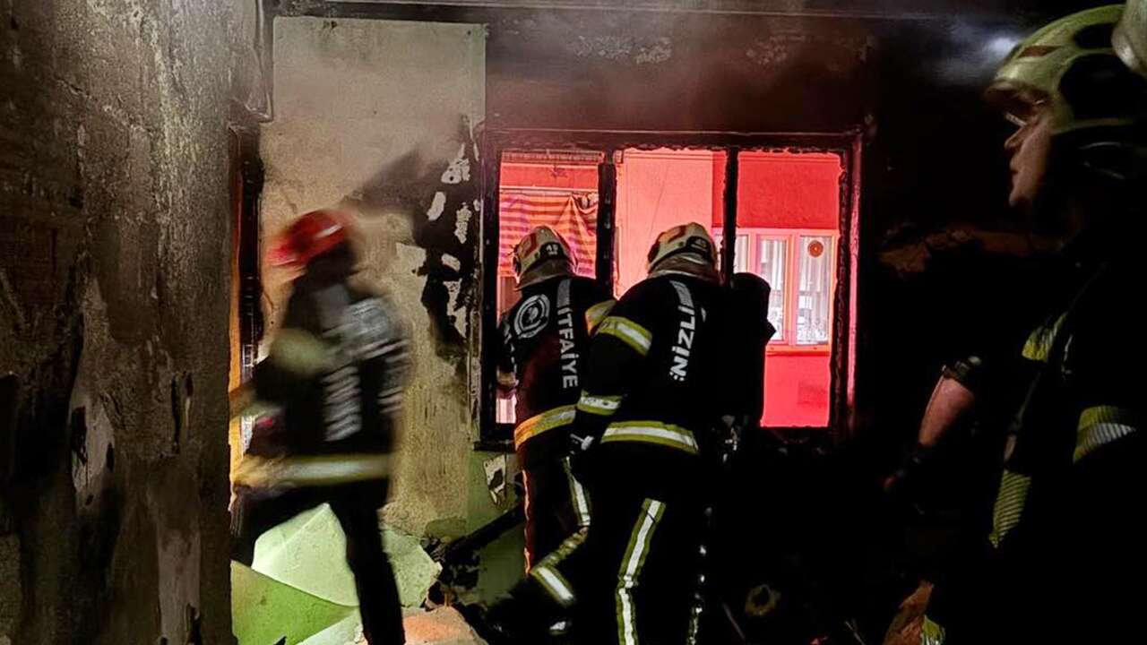 Denizli'de bir apartmanda çıkan yangında mahsur kalan 4 kişi kurtarıldı