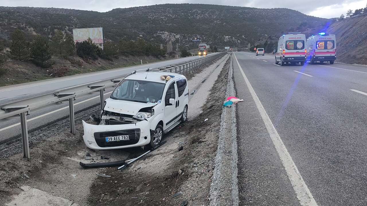 Kütahya’da hafif ticari aracın savrulduğu kazada 3 kişi yaralandı