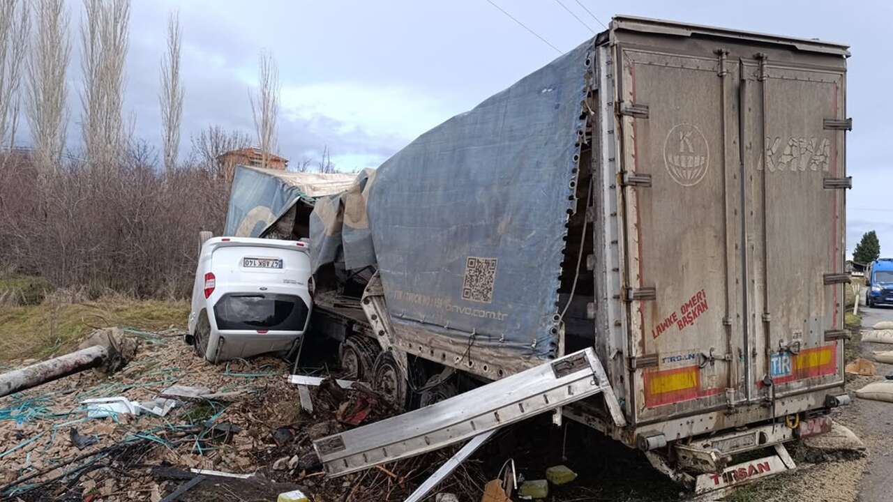 Uşak’ta Lastiği Patlayan TIR Tarlaya Uçtu