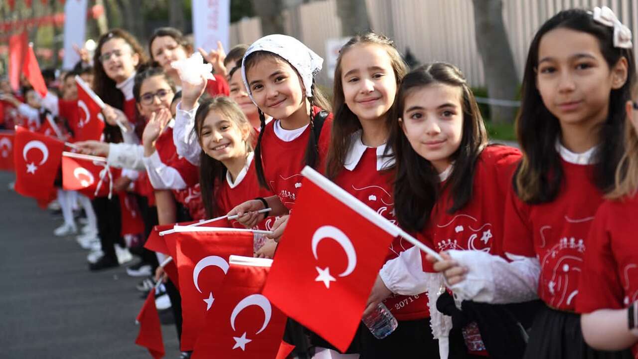Uşak’ta okullar ikinci döneme “Bayrak Sevgisi” temasıyla başlayacak