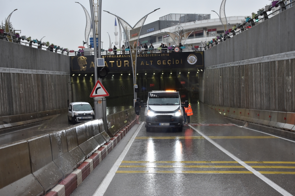 Afyonkarahisar'da altgeçitte mahsur kalan 4 araç çekici yardımıyla kurtarıldı