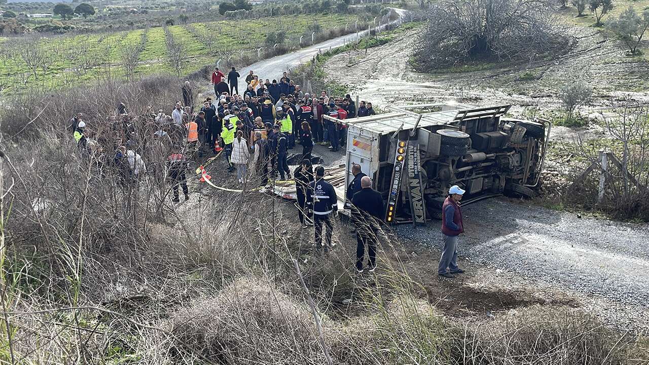 Aydın'da şarampole devrilen kamyondaki 1 kişi öldü, 2 kişi yaralandı