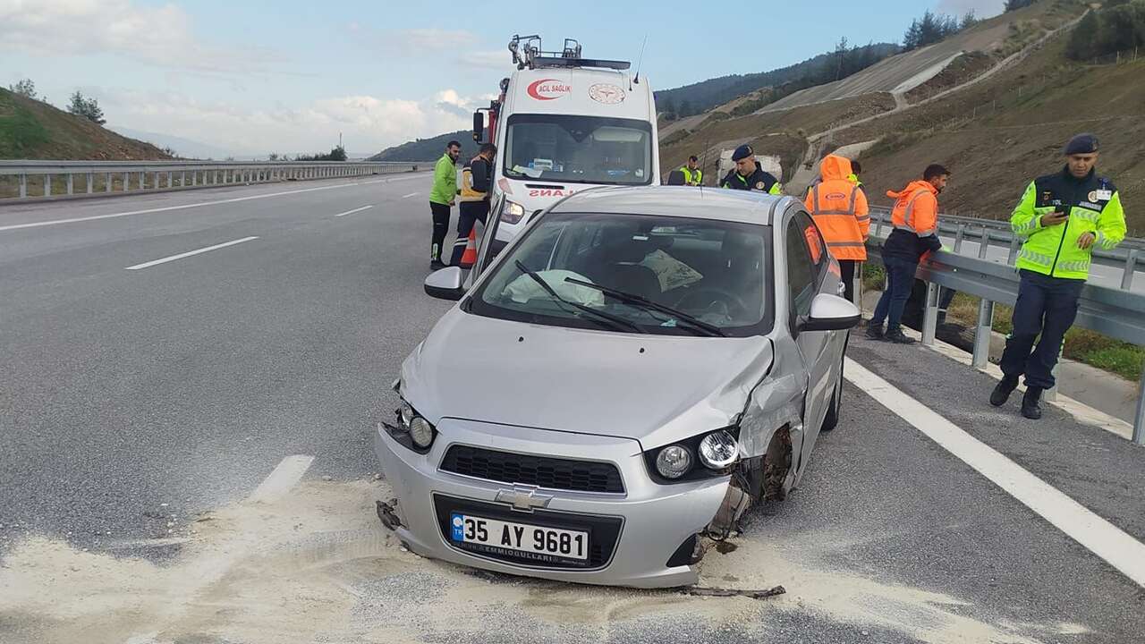 Nazilli'de bariyerlere çarpıp alev alan otomobilin sürücüsü yaralandı