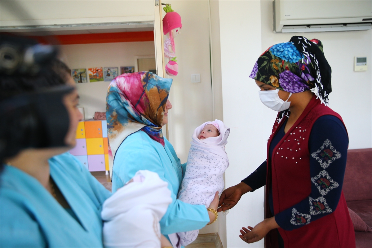 MERSİN - Depreme hamileyken yakalanan anne, doğum sonrası korumaya alınan ikizleriyle buluştu