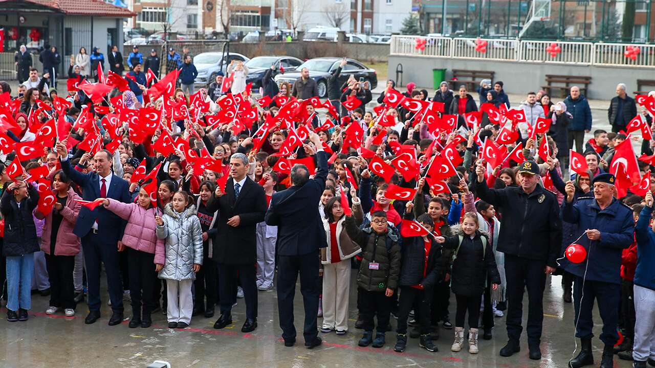 Uşak’ta öğrenciler Türk Bayraklarıyla dersbaşı yaptı