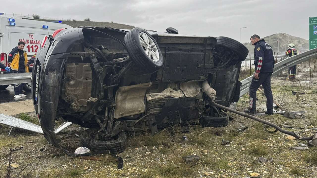 Aydın'da bariyerlere çarpan otomobildeki karı koca öldü