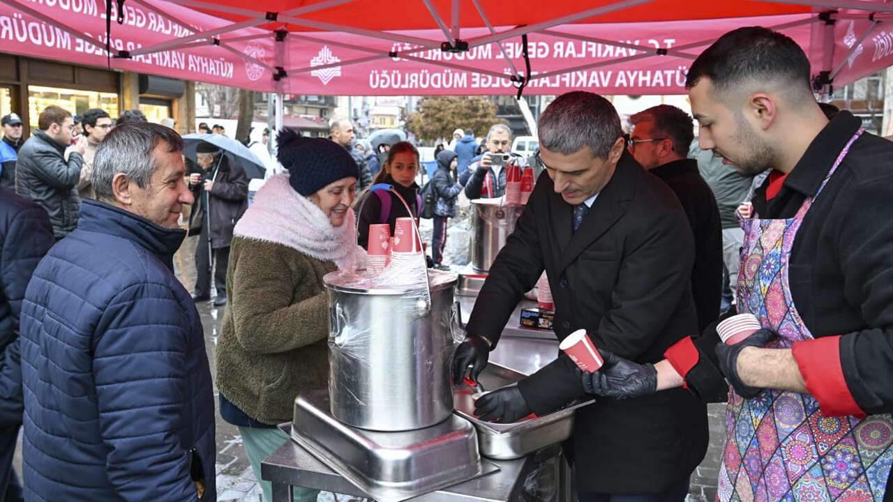 Vali Aktaş Berat Kandili'nde vatandaşlara salep ikram etti