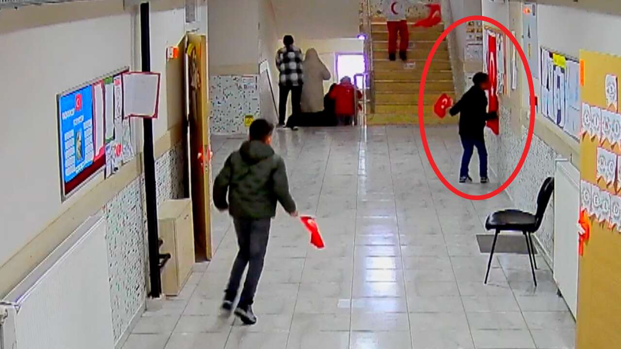 Uşak’ta minik yüreklerden Türk Bayrağına büyük saygı