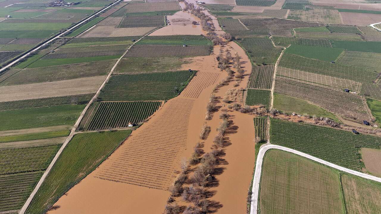 Gediz Nehri'ndeki taşkın nedeniyle 2 köprü ulaşıma kapatıldı