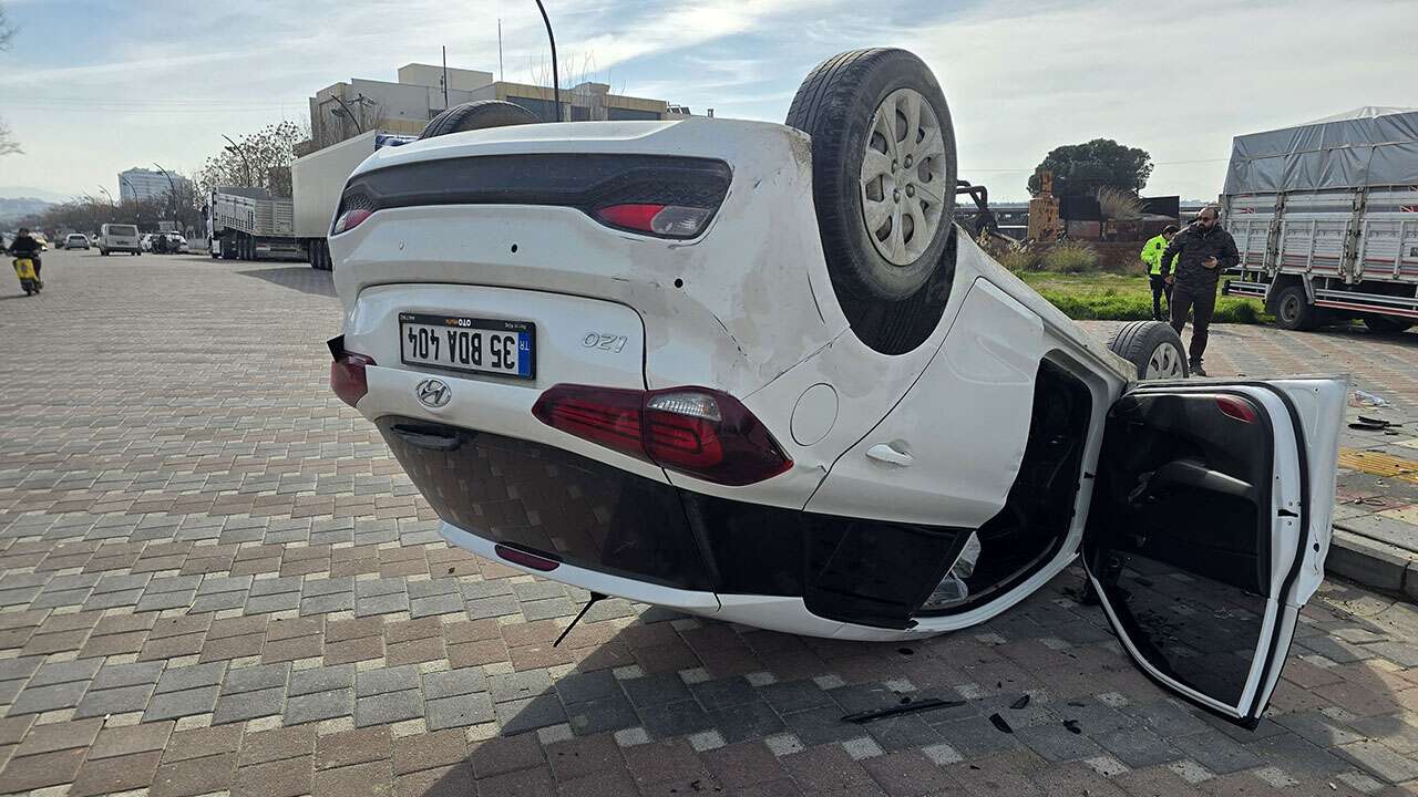 Manisa'da takla atan otomobildeki 2 kişi yaralandı