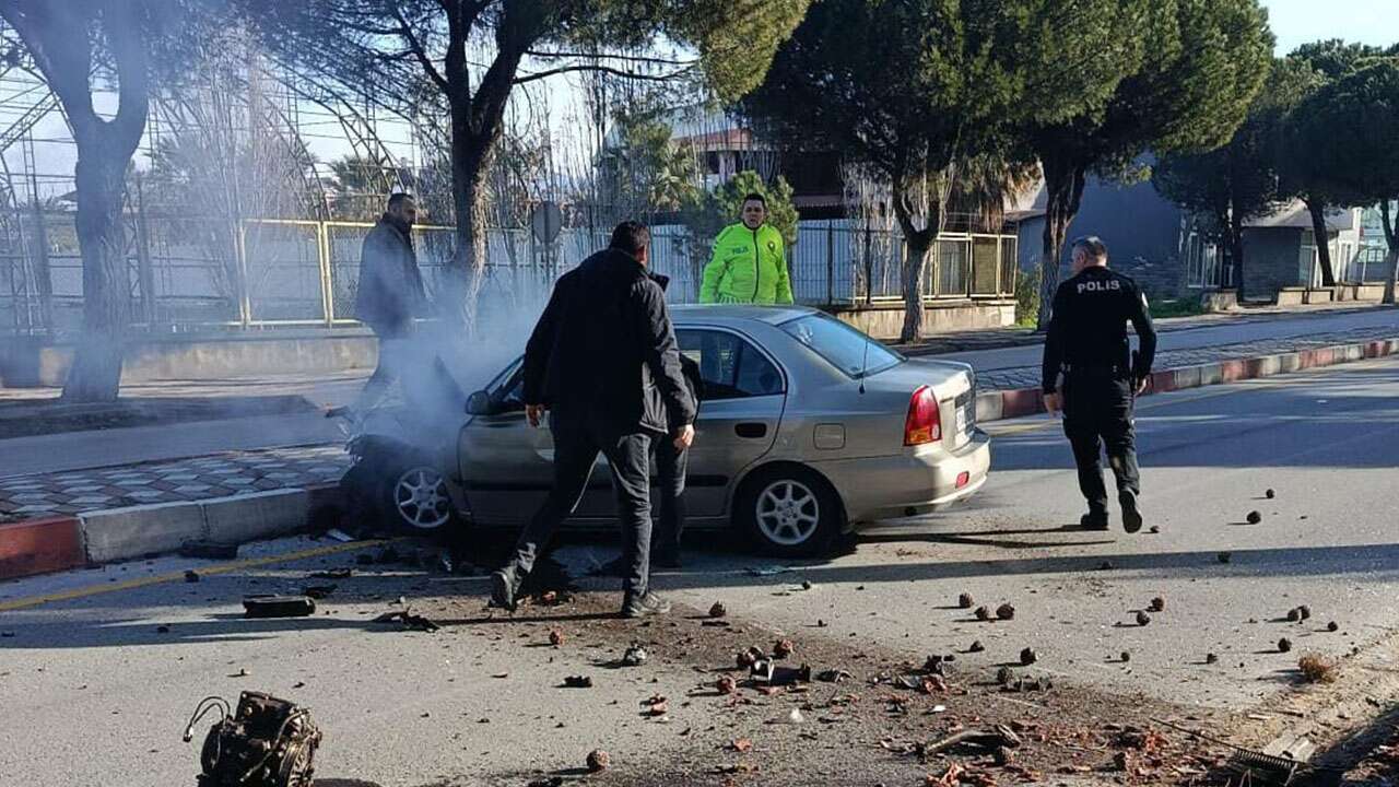 Manisa'da "dur" ihtarına uymayan otomobilin refüje çarptığı kazada 2 kişi yaralandı