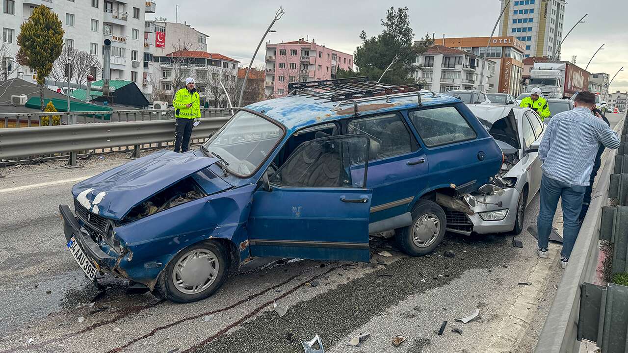 Uşak’ta zincirleme kaza: 4 yaralı