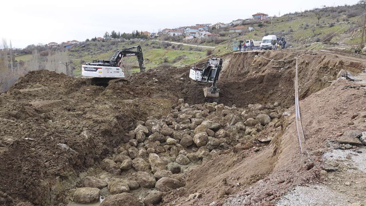 Uşak’ta heyelan bölgesinde taş tahkimatı sürüyor