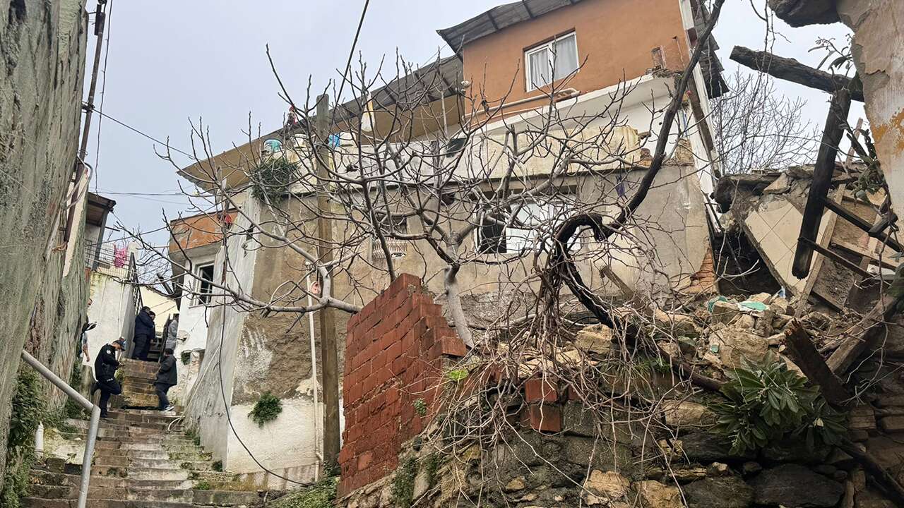 Aydın'da zemindeki kayma nedeniyle 4 ev tahliye edildi