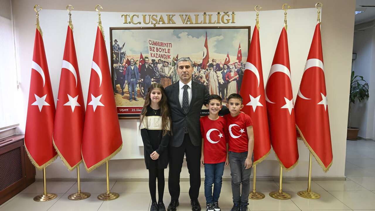 Bayrağı öpen öğrenciler Uşak Valisi ile buluştu