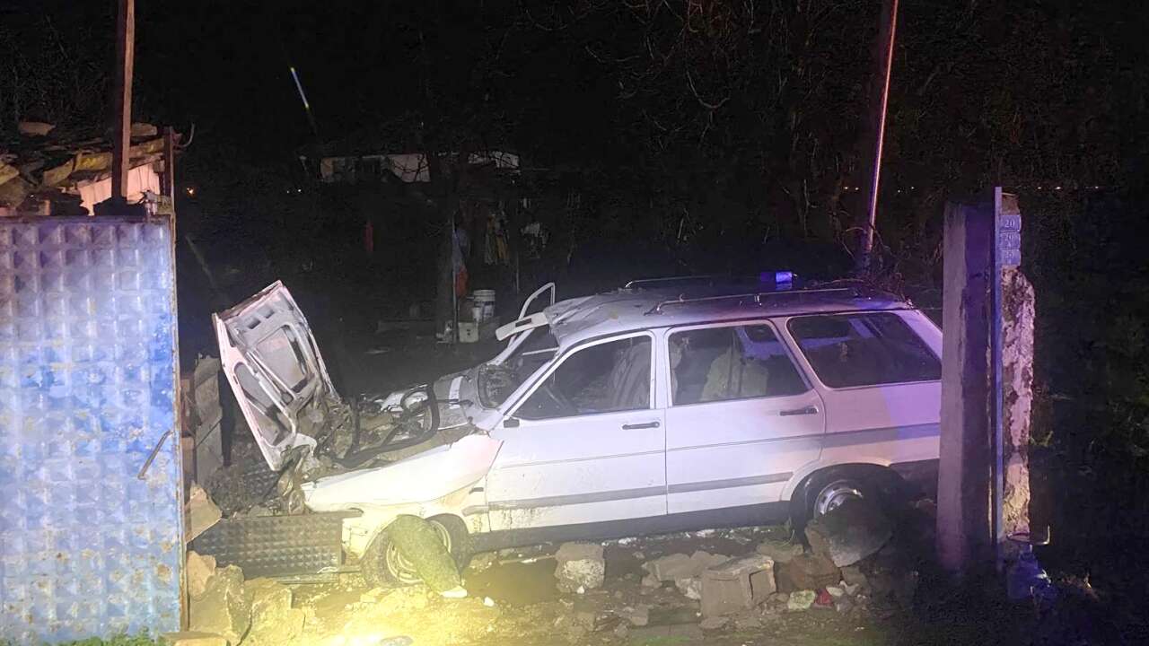 İzmir'de bahçe duvarına çarpan otomobildeki 1 kişi öldü