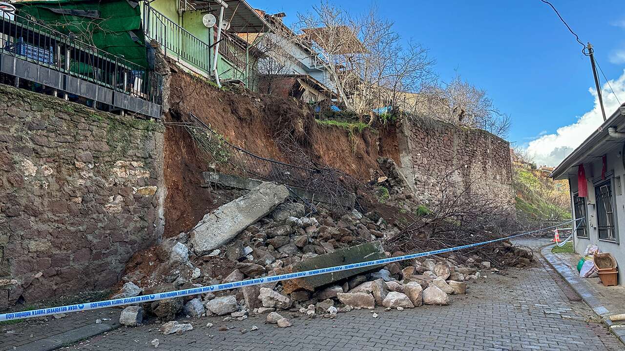 Uşak’ta toprak kayması: 3 ev tahliye edildi