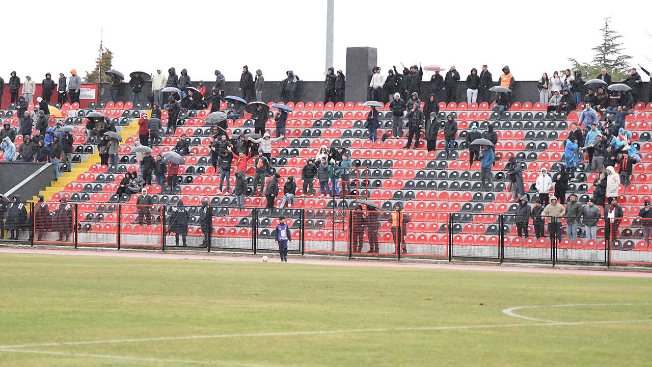 Aşigolar ıslanırken, Es Esler kapalı tribüne alındı!