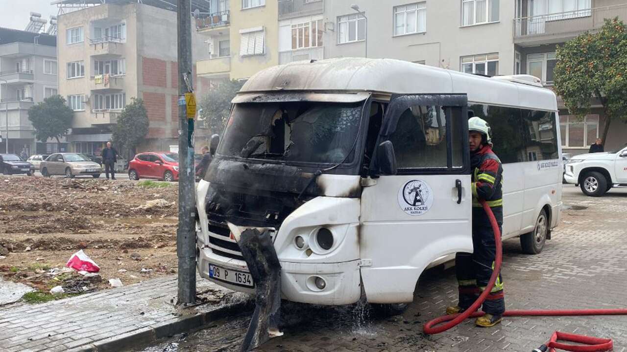 Nazilli'de park halindeyken yanan minibüste hasar oluştu