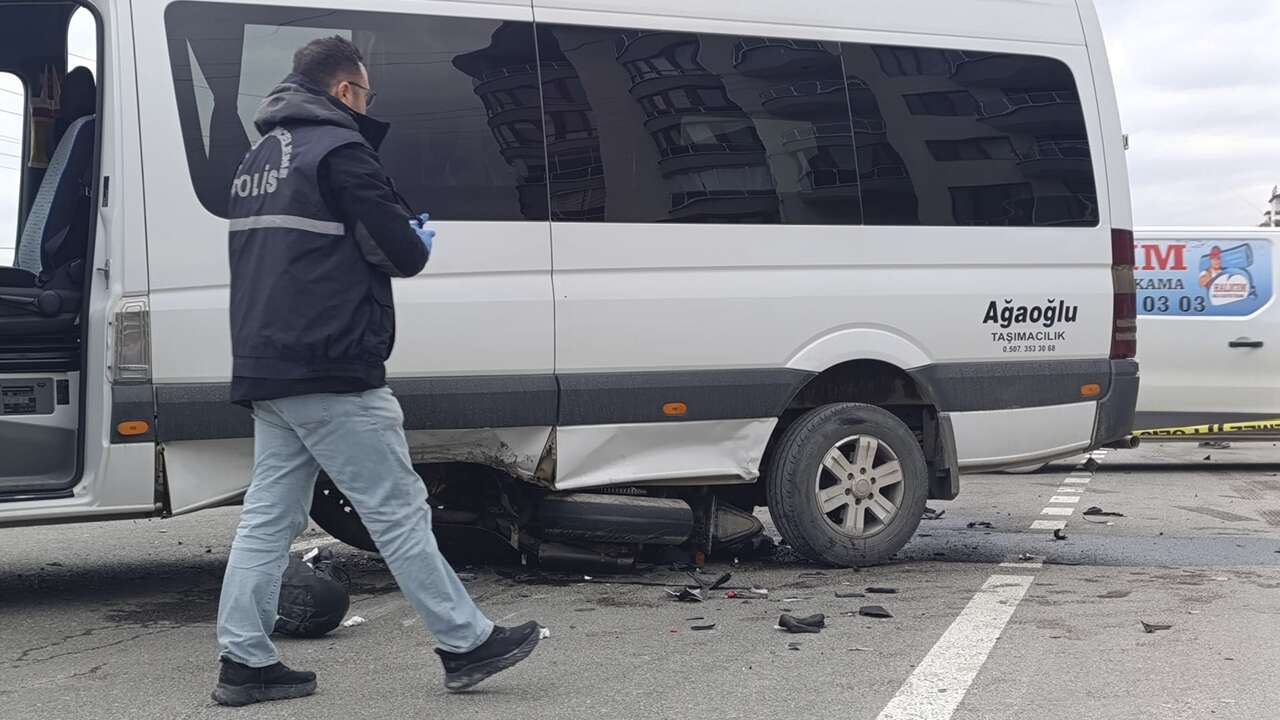Afyonkarahisar'da minibüsün altında kalan motorsikletli ağır yaralandı