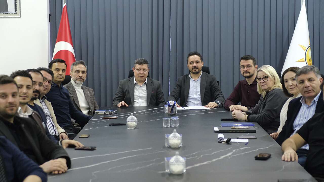 AK Parti Uşak teşkilatı haftalık toplantıda bir araya geldi
