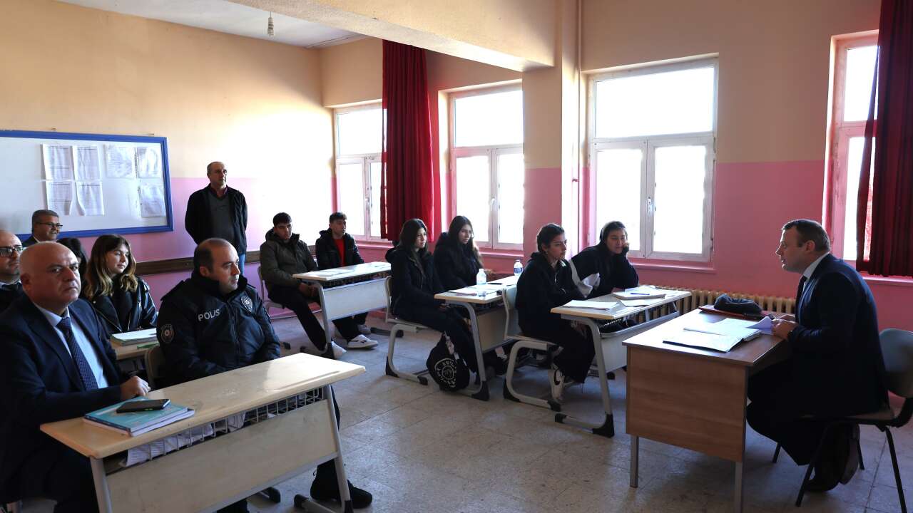 Eşme Kaymakamı Mustafa Görmüş’ten okul ziyareti
