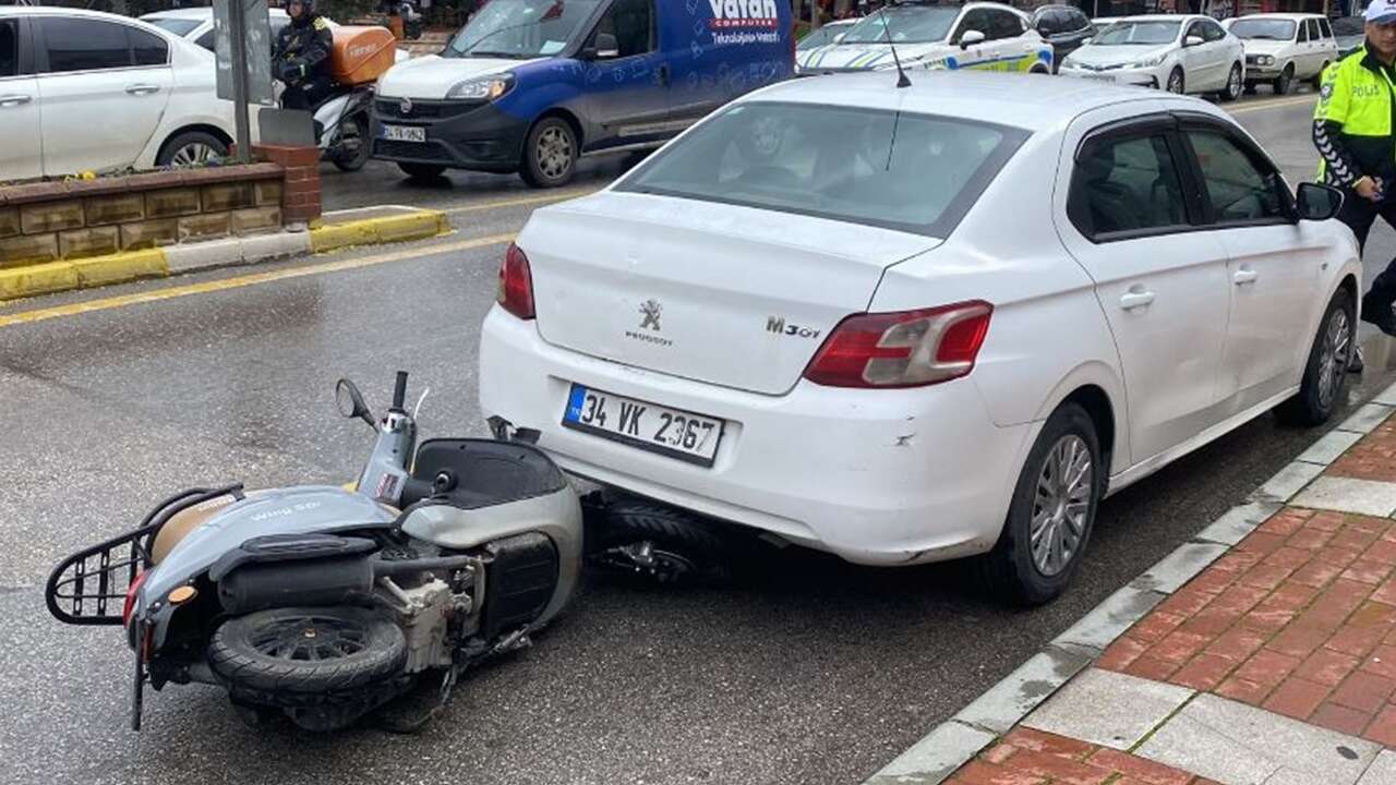Nazilli'de park halindeki otomobile çarpan motosikletin sürücüsü yaralandı