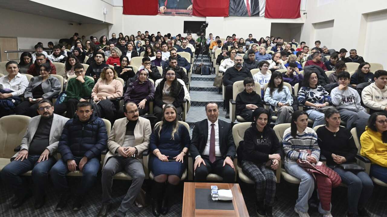 Uşak Fen Lisesi’nde öğrenciler ve veliler hem okudu hem yarıştı