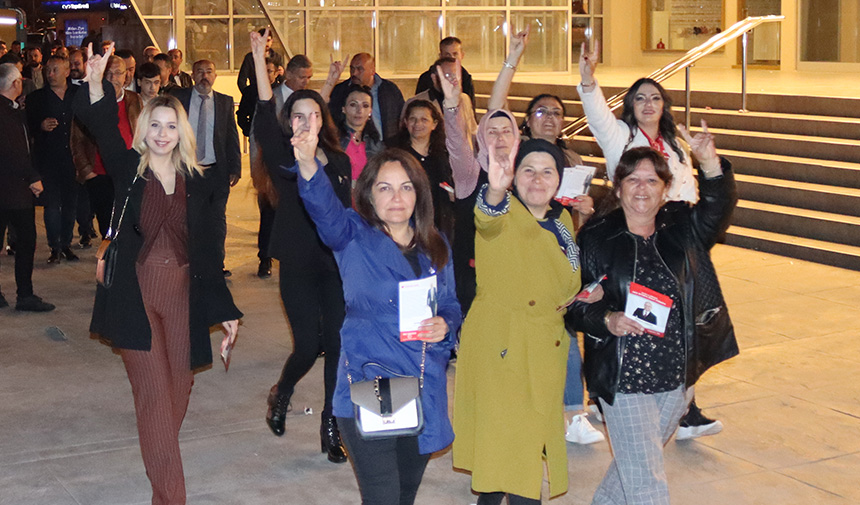 MH’li Kadınlar, “Aziz Milletim Sıra Sende” Sloganıyla Sokaklarda