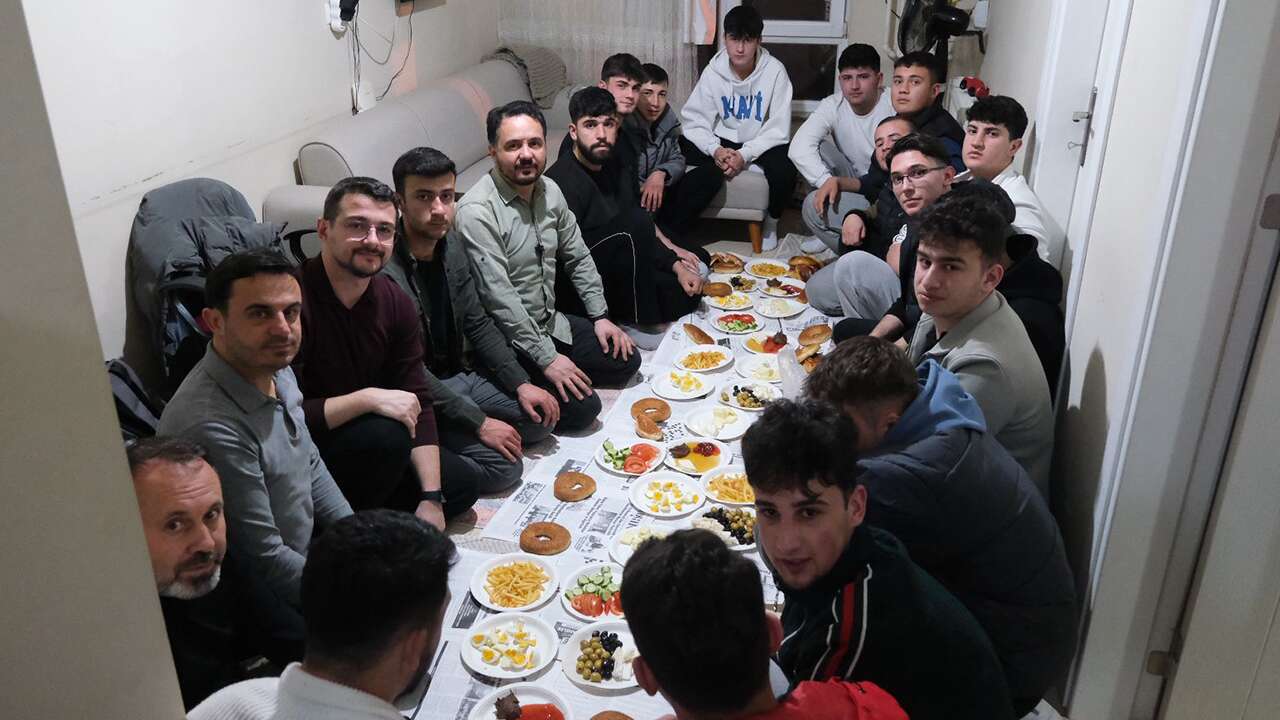 Himmet Yaşar gençlerle sahur sofrasında buluştu