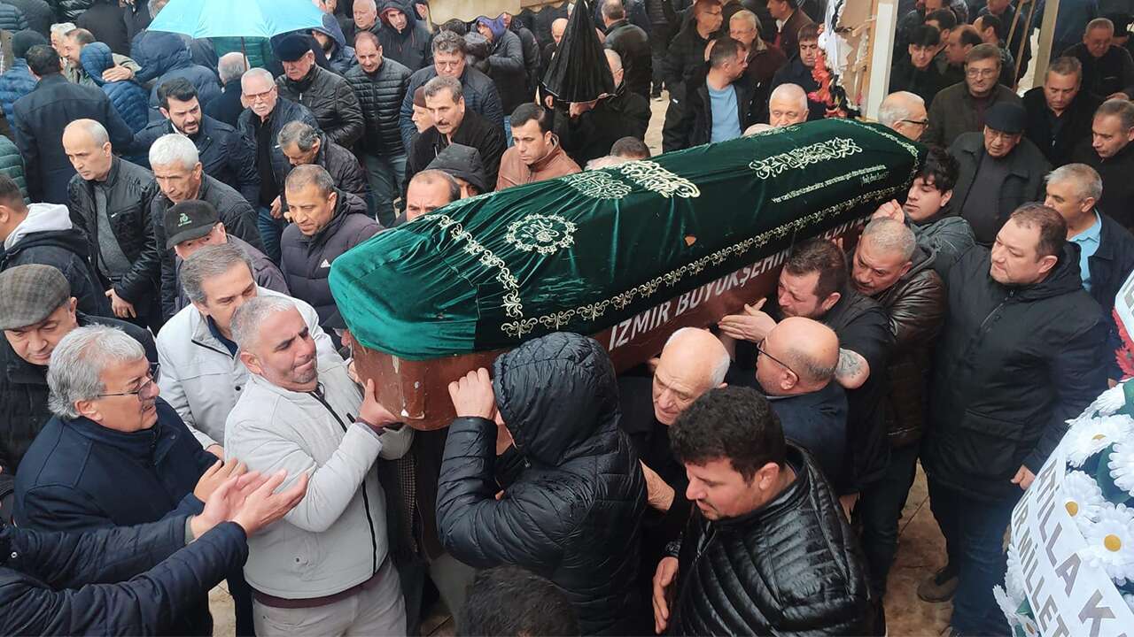 Tırdan düşen saman balyalarının altında kalarak ölen kişinin cenazesi defnedildi