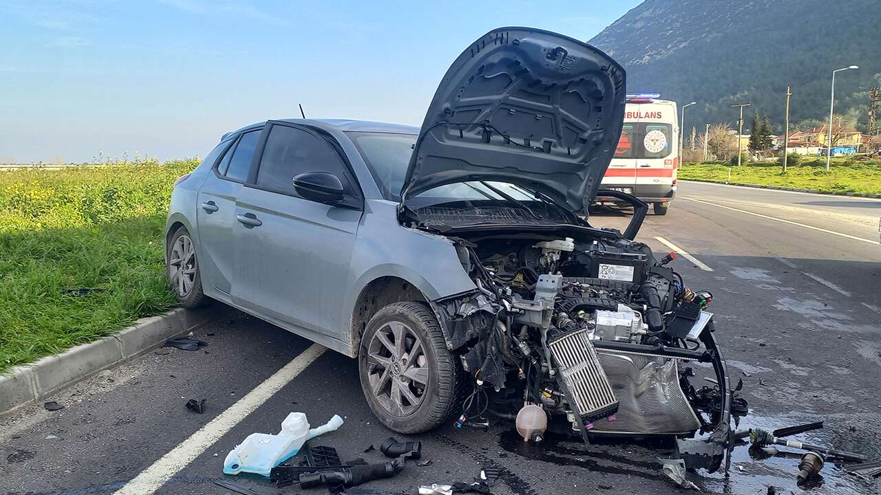 Manisa'da çarpışan otomobillerin sürücüleri yaralandı