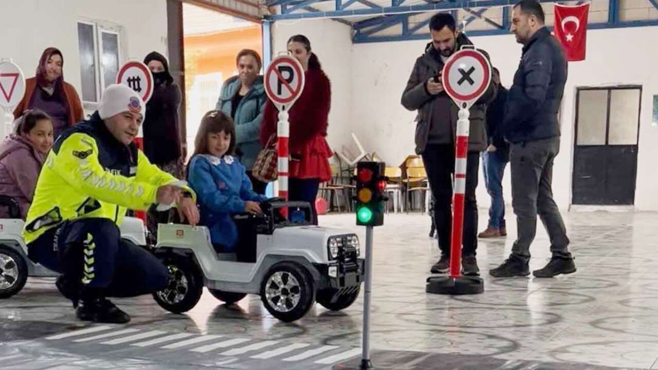 Banaz'da miniklere uygulamalı trafik eğitimi